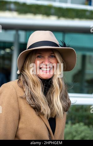 Ascot, Bergen, Großbritannien. 19th. Februar 2022. Damenmode - Wintermützen und -Mäntel auf der Rennbahn Ascot. Quelle: Maureen McLean/Alamy Stockfoto