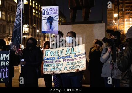 London, Großbritannien. 21st. Februar 2022. Demonstranten halten während der Demonstration Plakate. Demonstranten versammelten sich auf dem Parliament Square, um gegen das Gesetz über Nationalität und Grenzen zu protestieren, nachdem das britische Parlament wieder aufgenommen wurde. Das Gesetz über Nationalität und Grenzen wird voraussichtlich am 28th. Februar im Oberhaus in die Berichtsphase eintreten. Kredit: SOPA Images Limited/Alamy Live Nachrichten Stockfoto