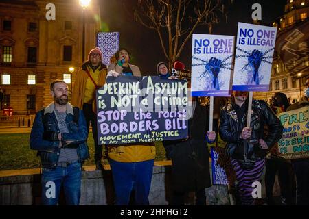 London, Großbritannien. 21st. Februar 2022. Demonstranten halten während der Demonstration Plakate. Demonstranten versammelten sich auf dem Parliament Square, um gegen das Gesetz über Nationalität und Grenzen zu protestieren, nachdem das britische Parlament wieder aufgenommen wurde. Das Gesetz über Nationalität und Grenzen wird voraussichtlich am 28th. Februar im Oberhaus in die Berichtsphase eintreten. (Foto von Hesther Ng/SOPA Images/Sipa USA) Quelle: SIPA USA/Alamy Live News Stockfoto