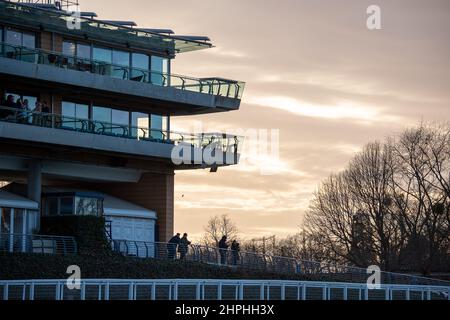 Ascot, Bergen, Großbritannien. 19th. Februar 2022. Die Sonne untergeht auf der Ascot Racecourse. Quelle: Maureen McLean/Alamy Stockfoto