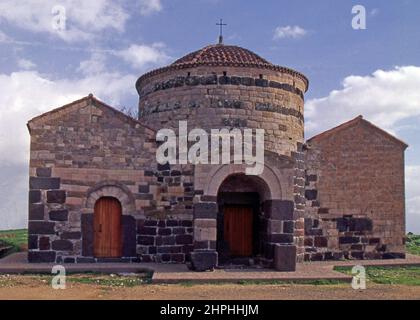 Silanus, Sardinien, Italien. byzantinische Kirche Santa Sabina und Nuraghe (von Kolordias gescannt) Stockfoto