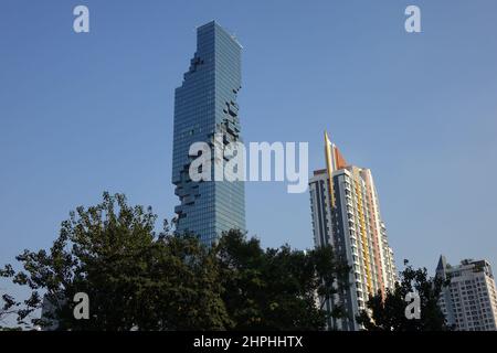 Wolkenkratzer King Power Mahanakhon (MahaNakhon) mit charakteristischem kubischem Spiralschnitt (links) und W Bangkok Hotel (rechts) (horizontale Abbildung) Stockfoto