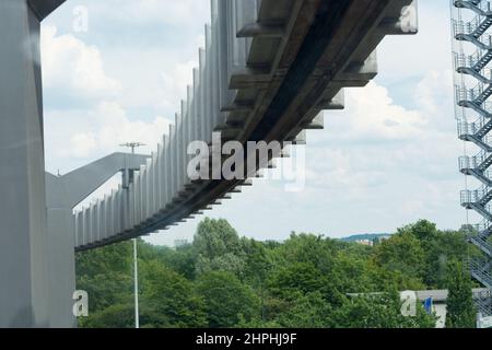 DÜSSELDORF, NRW, DEUTSCHLAND - 18. JUNI 2019: Skytrain-Standseilbahn am Flughafen. Platz für Text kopieren. Nahaufnahme. Stockfoto