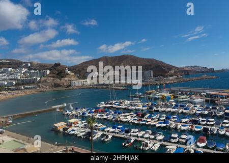 CRAN CANARIA, PUERTO RICO - 16. NOVEMBER 2019: Marina in Puerto Rico de Gran Canaria. Postkarte, spanien. Stockfoto