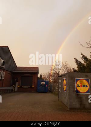 ESSEN HEIDHAUSEN, NRW, DEUTSCHLAND - 10. MÄRZ 2020: Lidl Supermarkt-Parkplatz in Essen Heidhausen, Ruhrgebiet, Blick auf eine Werbespie Stockfoto