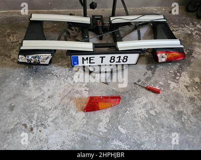 HEILIGENHAUS, NRW, DEUTSCHLAND - 27. MAI 2020: Schöne Teile des neuen Autos. Motorradscheinwerfer, Scheinwerfer, Karosserieleuchten, moderner und sportlicher Look.Inte Stockfoto