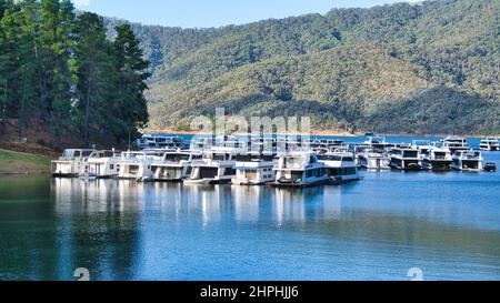 Waters Edge House Bootsvermietung in einer abgelegenen Bucht am Lake Eildon in Victoria Australien Stockfoto