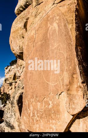 Die Felszeichnungen auf der McConkie Ranch in der Dry Fork des Ashley Canyon im Norden Utahs wurden von Menschen der Fremont Culture in den Sandstein gehauen Stockfoto