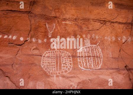 Diese alte Felsenkunst der Ureinwohner Amerikas, genannt Peekaboo Panel, wurde in einem abgelegenen Canyon im Canyonlands National Park im Südosten von Ut gemalt Stockfoto