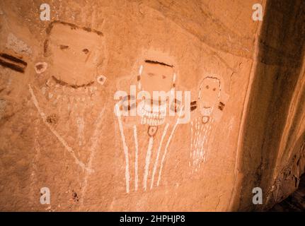Diese alte Felsenkunst, die fünf Gesichter genannt wird, ist mehr als 700 Jahre alt und wurde an die Wand eines abgelegenen Canyonlands Natio gemalt Stockfoto
