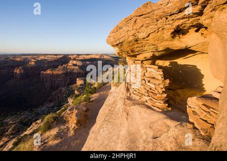 1000 Jahre alte Ruinen der indianischen Ancestral Puebran bei Sonnenuntergang im Canyonlands National Park in der Nähe von Moab, Utah. Ursprünglich als Lagerspeicher für verwendet Stockfoto