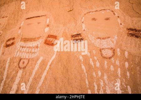 Diese alte Felsenkunst, die fünf Gesichter genannt wird, ist mehr als 700 Jahre alt und wurde an die Wand eines abgelegenen Canyonlands Natio gemalt Stockfoto