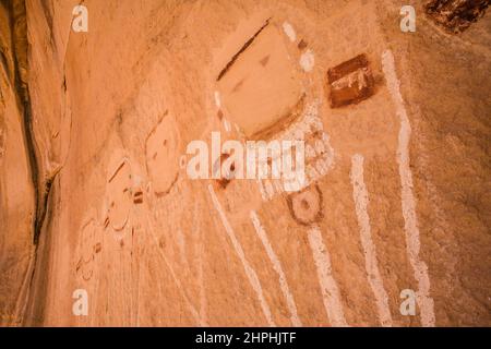 Diese alte Felsenkunst, die fünf Gesichter genannt wird, ist mehr als 700 Jahre alt und wurde an die Wand eines abgelegenen Canyonlands Natio gemalt Stockfoto