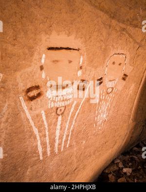 Diese alte Felsenkunst, die fünf Gesichter genannt wird, ist mehr als 700 Jahre alt und wurde an die Wand eines abgelegenen Canyonlands Natio gemalt Stockfoto