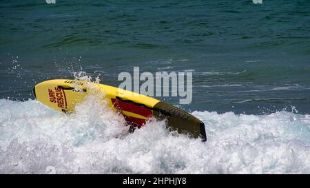 Sydney, New South Wales Australien - 26 2021. Dezember: Lebensretterin hat ihr Surfbrett am Mona Vale Beach Sydney ausgewaschen Stockfoto