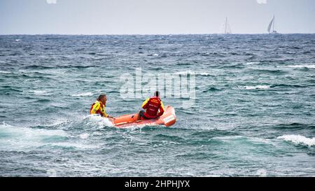 Sydney, New South Wales Australien - 26 2021. Dezember: Mona-Strand-Rettungsschwimmer bei Trainingsübungen im Boot Stockfoto