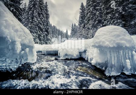 Miracle River bei Sonnenlicht am Morgen. Dramatische und malerische winterliche Szene. Standort Karpaten, Ukraine, Europa. Beauty-Welt. Stockfoto