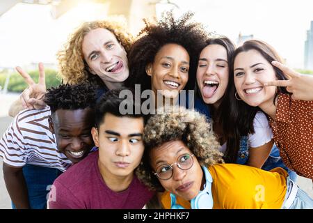 Portrait Gruppe von glücklichen jungen besten Freunden genießen zusammen im Freien Stockfoto