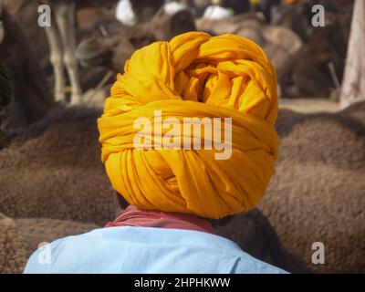 Porträt eines Mannes mit Turban auf dem Kamelmarkt in Pushkar, Rajasthan, Indi Stockfoto