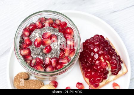 Über Nacht Hafer mit frischem Granatapfel und Chiasamen im Glas Stockfoto