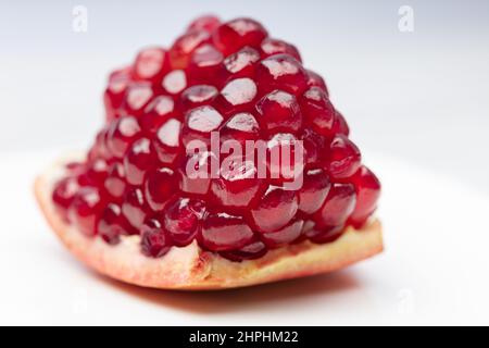 Stück frischer Granatapfel, rote Samen, Nahaufnahme Stockfoto