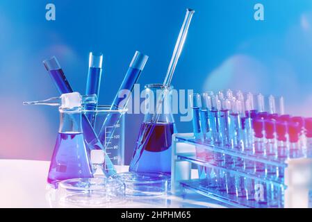 Sammlung von medizinischen Kolben auf einem blauen Hintergrund.Wissenschaft Glasflasche blau Chemie Labor Banner Hintergrund. Konzept der Medizin. Stockfoto