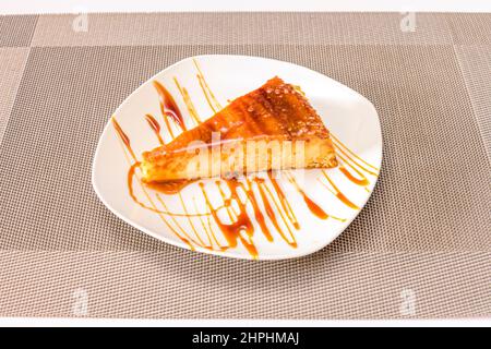 Flan ist ein Dessert aus einer Pudding, der mit ganzen Eiern, Milch und Zucker zubereitet wird, der dann gekühlt wird, um eine cremige und gelatinöse t zu erhalten Stockfoto