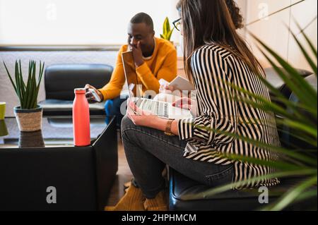 Seitenansicht von Personen, die in einem Büro arbeiten. Stockfoto