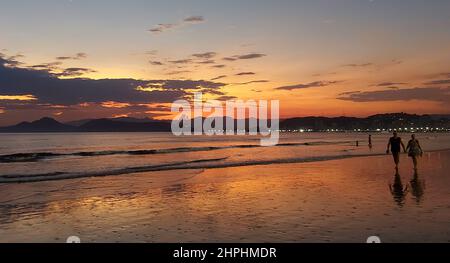 Santos, Sao Paulo, Brasilien. 21st. Februar 2022. (INT) die Badegäster genießen den Sonnenuntergang in Ponta da Praia in Santos. 21. Februar 2022, Santos, Sao Paulo, Brasilien: Badegäste genießen den Sonnenuntergang am Ponta da Praia, in Santos, an der Südküste von Sao Paulo, am Montag (21), dem Beginn der Karnevalswoche. (Bild: © Luigi Bongiovanni/TheNEWS2 via ZUMA Press Wire) Stockfoto