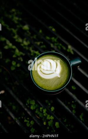 Matcha Latte auf grünem und schwarzem Hintergrund Stockfoto