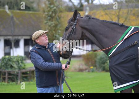 Nicky Henderson und Shishkin, der im Champion Chase Racing Trainer Nicky Henderson läuft, öffneten die Türen seines Hofes Seven Barrows in Lamb Stockfoto