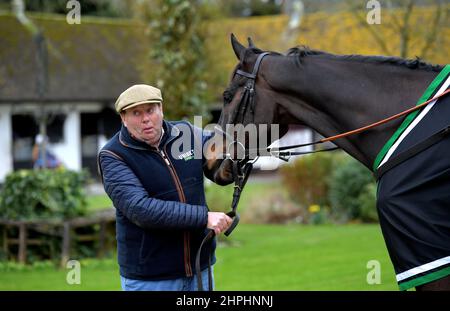 Nicky Henderson und Shishkin, der im Champion Chase Racing Trainer Nicky Henderson läuft, öffneten die Türen seines Hofes Seven Barrows in Lamb Stockfoto