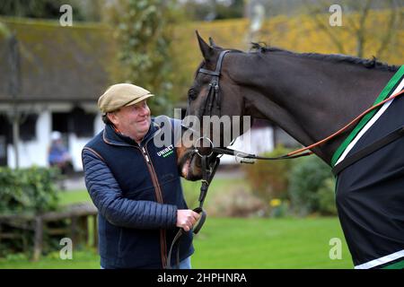 Nicky Henderson und Shishkin, der im Champion Chase Racing Trainer Nicky Henderson läuft, öffneten die Türen seines Hofes Seven Barrows in Lamb Stockfoto