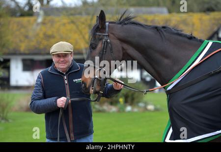 Nicky Henderson und Shishkin, der im Champion Chase Racing Trainer Nicky Henderson läuft, öffneten die Türen seines Hofes Seven Barrows in Lamb Stockfoto