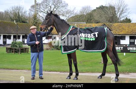 Nicky Henderson und Shishkin, der im Champion Chase Racing Trainer Nicky Henderson läuft, öffneten die Türen seines Hofes Seven Barrows in Lamb Stockfoto