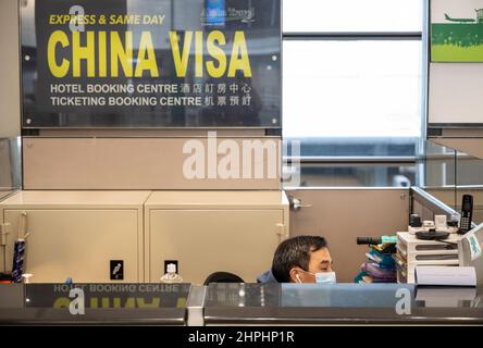 Hongkong, China. 20th. Februar 2022. Am chinesischen Visumschalter am Chek Lap Kok International Airport in Hongkong wird ein Arbeiter gesehen. Hongkong ist bekanntermaßen dafür bekannt, dass eines der am meisten beschränkten Quarantäne der Welt derzeit mit täglichen Rekordfällen zu kämpfen hat. Kredit: SOPA Images Limited/Alamy Live Nachrichten Stockfoto