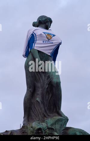 Helsinki, Finnland - 20. März 2022: Eishockey-Fans schmückten die Statue von Havis Amanda mit einem Trikot der finnischen Eishockey-Nationalmannschaft, nachdem Finnland gewonnen hatte Stockfoto