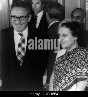 US-Außenminister Henry Kissinger mit der indischen Premierministerin Indira Gandhi Ca. 28. Oktober 1974 Stockfoto