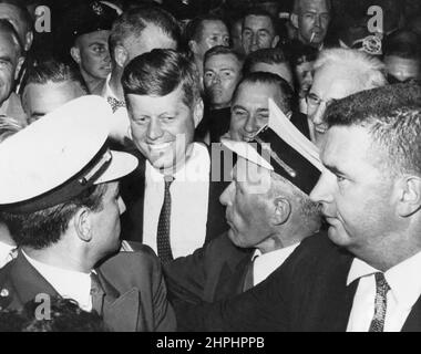 Foto von John F. Kennedy, der 1960 bei der Democratic National Convention in Los Angeles eintraf. Die Delegierten hatten ihn gerade zum Präsidentschaftskandidaten der Demokraten für 1960 ernannt. Richard J. Daley, Bürgermeister von Chicago, ist hinter Senator Kennedy zu sehen. Ca. 13. Juli 1960 Stockfoto