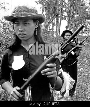 Freiwillige Helferinnen der Selbstverteidigungskräfte von Kien Dien, einem Weiler im Viertel Ben Cat, 50 Kilometer nördlich von Saigon, patrouillieren im Umkreis des Weilers, um die Infiltration von Viet Cong zu verhindern. Ca. Zwischen ca. 1961 und ca. 1972 Stockfoto