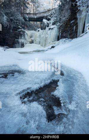 Empfindliche Eisformationen an den gefrorenen Elakala Falls im Blackwater Falls State Park in West Virginia. Stockfoto