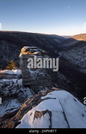 Der legendäre Lindy Point fängt an einem kalten Tag unter Null im Blackwater Falls State Park das Morgenlicht ein, während die aufgehende Sonne den Canyon mit Licht füllt. Stockfoto