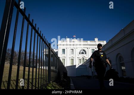 Washington, Usa. 21st. Februar 2022. Am Montag, den 21. Februar 2022, geht ein uniformierte Abteilungsleiter des US-Geheimdienstes auf dem Gelände des Weißen Hauses in Washington, DC. Foto von Al Drago/UPI Credit: UPI/Alamy Live News Stockfoto