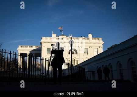 Washington, Usa. 21st. Februar 2022. Ein Reporter filmt am Montag, den 21. Februar 2022, ein Live-Video auf dem Gelände des Weißen Hauses in Washington, DC. Foto von Al Drago/UPI Credit: UPI/Alamy Live News Stockfoto