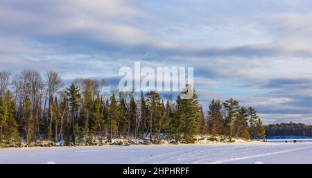 Eisfischer auf der Chippewa Flowage im Norden von Wisconsin. Stockfoto