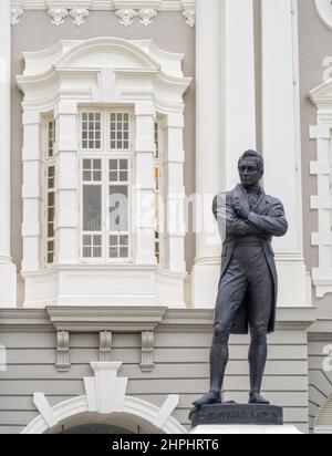 Bronzestatue von Stamford Raffles, dem Gründer des modernen Singapur, von Thomas Woolner vor dem Victoria Theatre and Concert Hall - Singapur Stockfoto