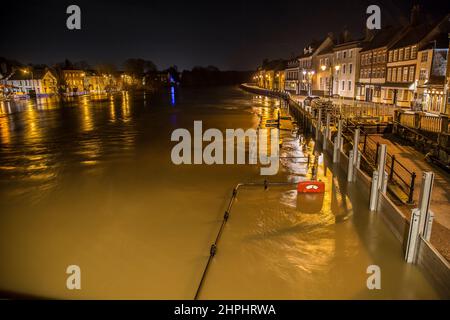 Bewdley UK. 21st. Februar 2022. Die Umweltbehörde hat eine schwere Hochwasserwarnung für Beales Corner in Bewdley, Worcestershire, herausgegeben, die auf extrem hohe Flusswerte am Fluss Severn zurückzuführen ist, die zu überhöhten temporären Hochwasserbarrieren führen können. Die Bewohner dieses Hochwasserrisikogebiets werden dringend aufgefordert, ihre Häuser zu evakuieren, da aufgrund von Wirbelstürmen und starken Regenfällen eine drohende Überschwemmung zu erwarten ist. Kredit: Lee Hudson/Alamy Live Nachrichten Stockfoto