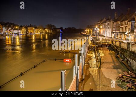 Bewdley UK. 21st. Februar 2022. Die Umweltbehörde hat eine schwere Hochwasserwarnung für Beales Corner in Bewdley, Worcestershire, herausgegeben, die auf extrem hohe Flusswerte am Fluss Severn zurückzuführen ist, die zu überhöhten temporären Hochwasserbarrieren führen können. Die Bewohner dieses Hochwasserrisikogebiets werden dringend aufgefordert, ihre Häuser zu evakuieren, da aufgrund von Wirbelstürmen und starken Regenfällen eine drohende Überschwemmung zu erwarten ist. Kredit: Lee Hudson/Alamy Live Nachrichten Stockfoto