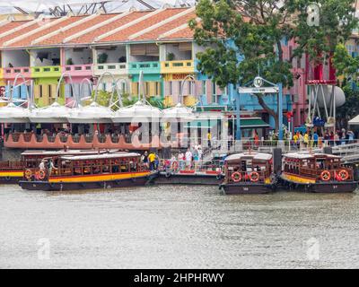 Clarke Quay ist ein historischer Kai am Flussufer in Singapur, am nördlichen Ufer des Singapore River zwischen der Malacca Bridge und der Coleman Bridge Stockfoto