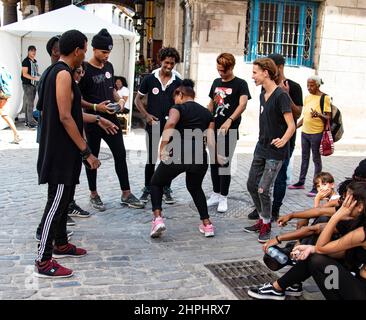 Eine Gruppe junger kubanischer Hip-Hop-Tänzer hat ein wenig Spaß daran, ihre Bewegungen auf einer Straße in Havanna, Kuba, zu üben. Stockfoto